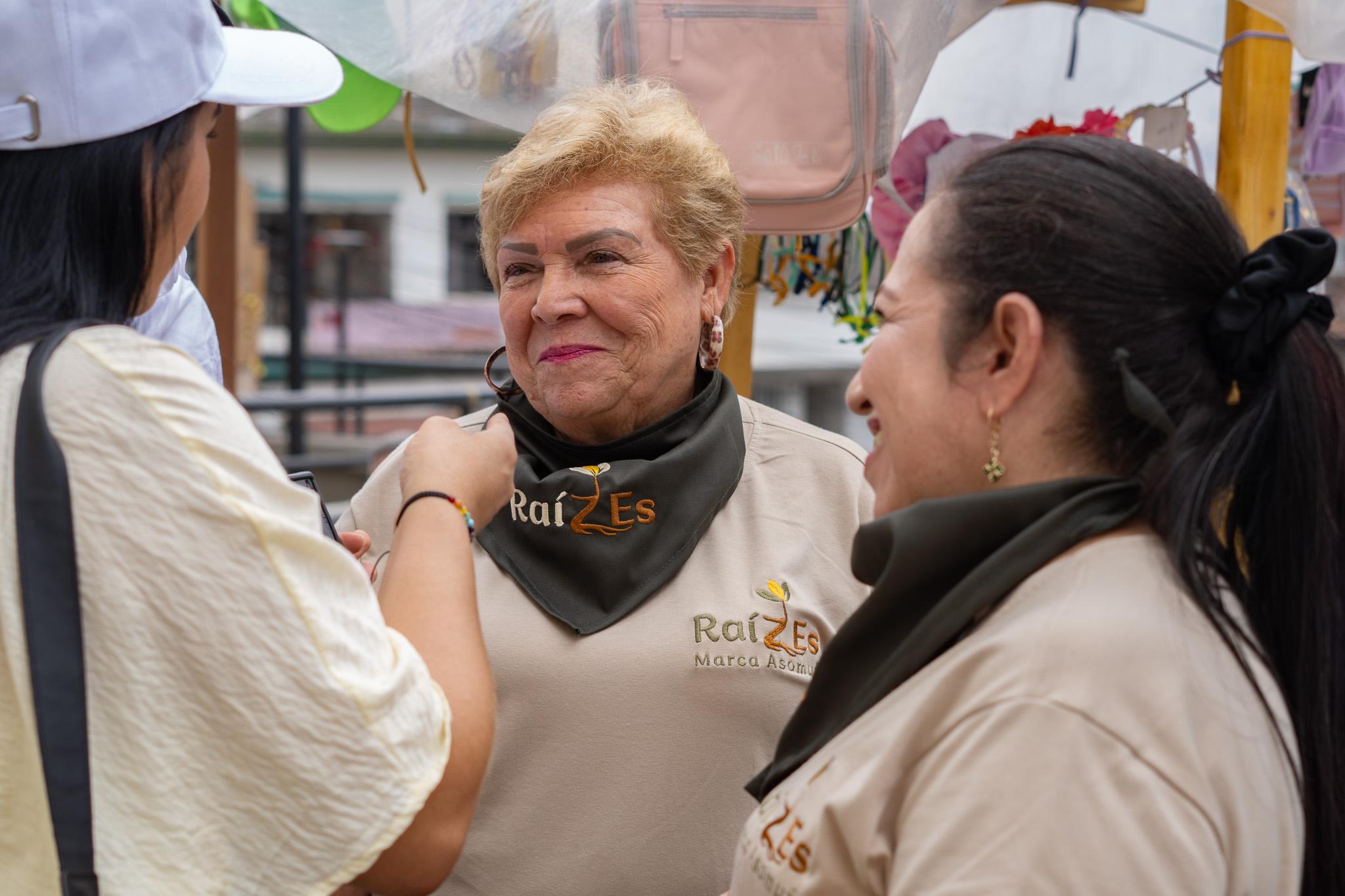 Mujeres de ASOMUF atienden su puesto de mercado campesino en la plaza de Fredonia