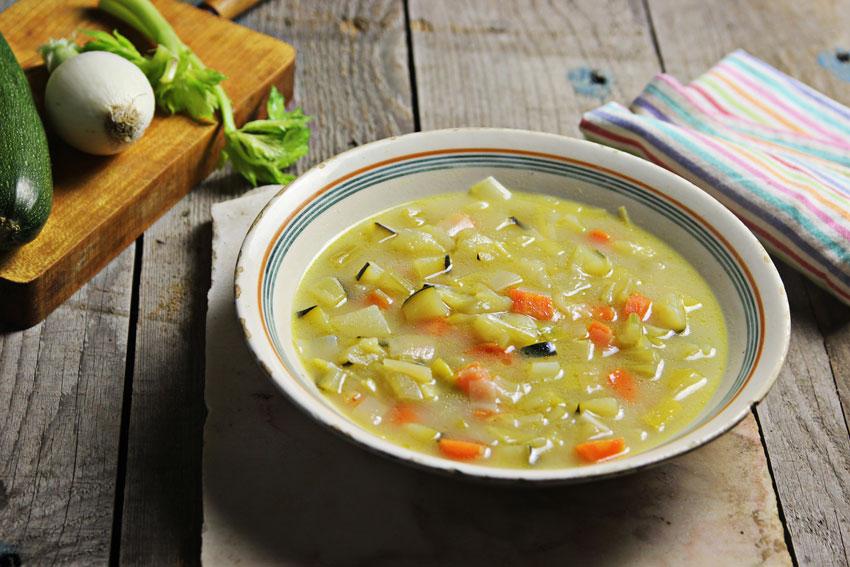 Canasta con productos frescos para cocinar